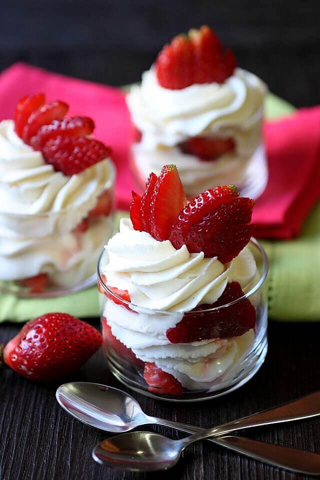 Strawberries & Cream Mini Parfaits {Easy No Bake Dessert Recipe}