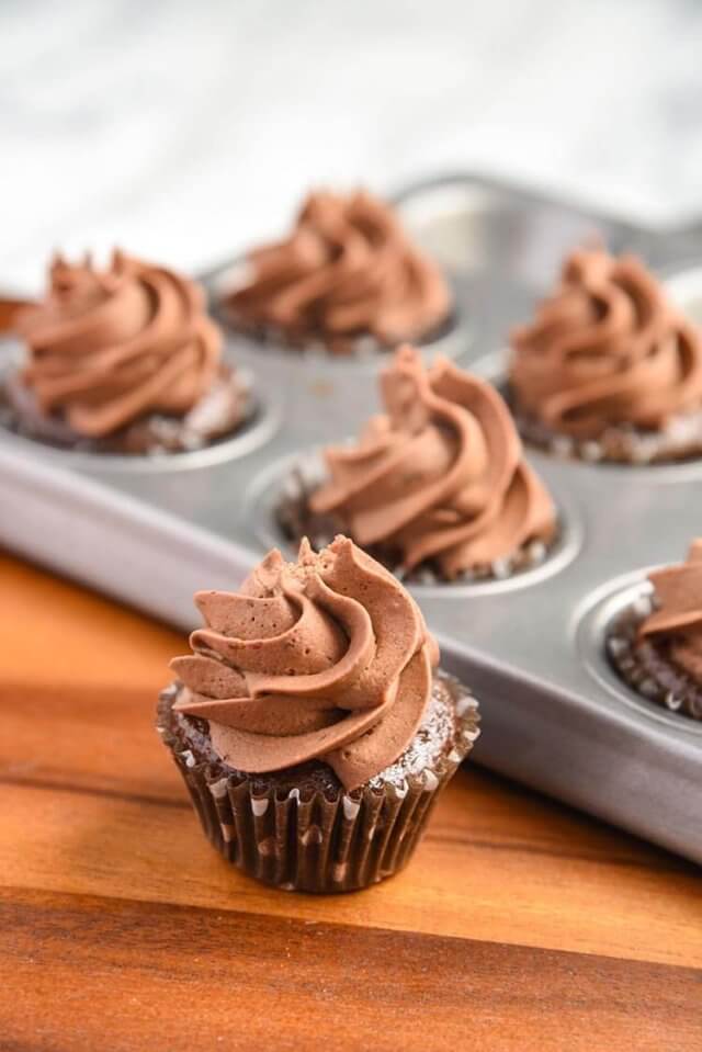 mini-chocolate-cupcakes-a-fun-mini-size-hand-held-treat