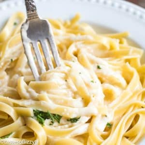 Homemade Alfredo Sauce Recipe {Easy Creamy Pasta Sauce}