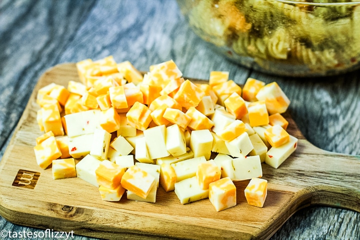 cortar el queso en una tabla de cortar