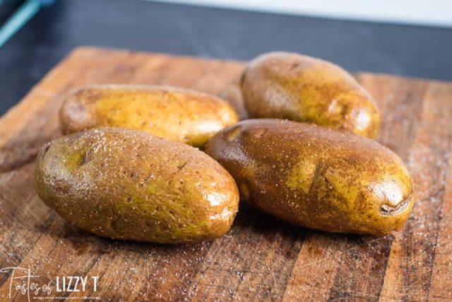 https://www.tastesoflizzyt.com/wp-content/uploads/2019/10/air-fryer-baked-potatoes-1-640x427.jpg