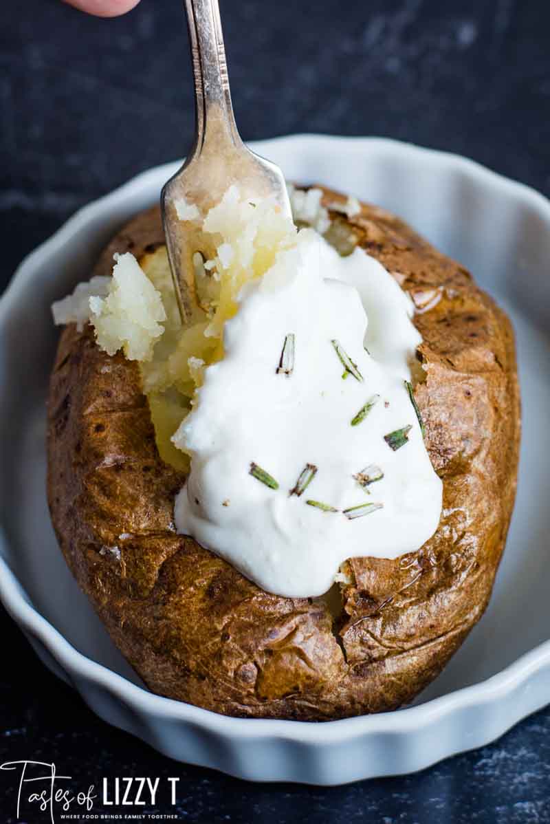 https://www.tastesoflizzyt.com/wp-content/uploads/2019/10/air-fryer-baked-potatoes-11.jpg