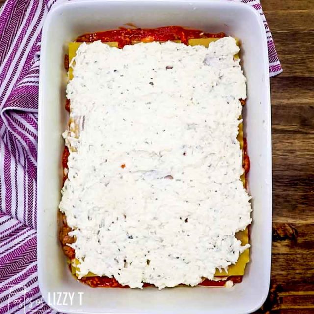 layering lasagna in baking pan