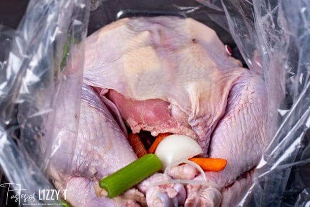 https://www.tastesoflizzyt.com/wp-content/uploads/2019/12/cooking-a-turkey-in-a-bag-4-640x427.jpg