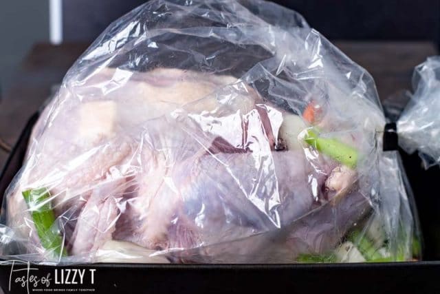 https://www.tastesoflizzyt.com/wp-content/uploads/2019/12/cooking-a-turkey-in-a-bag-5-640x427.jpg