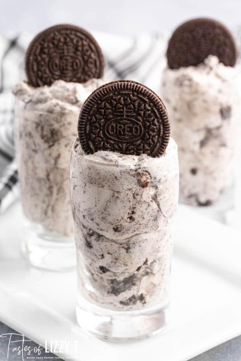 Oreo Fluff Dessert Dip {4 ingredients} | Tastes of Lizzy T