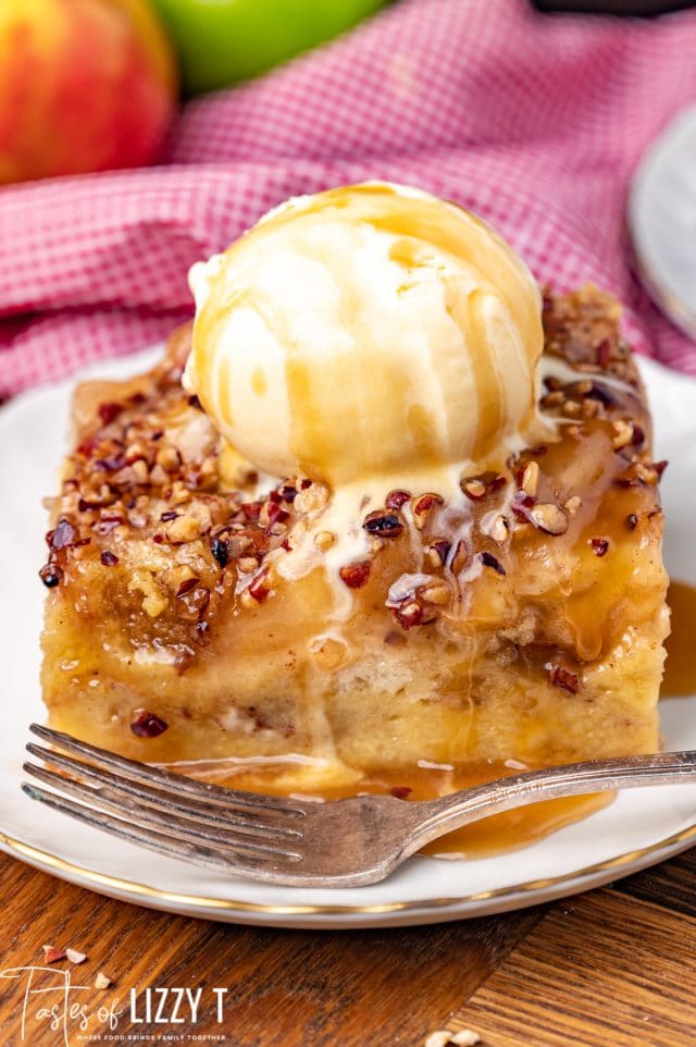 caramel apple bread pudding with ice cream