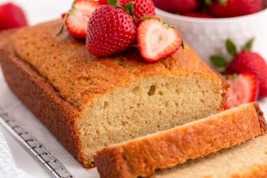 Strawberry Yogurt Cake {with Greek Yogurt} 