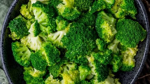 https://www.tastesoflizzyt.com/wp-content/uploads/2022/10/how-to-steam-broccoli-10-480x270.jpg