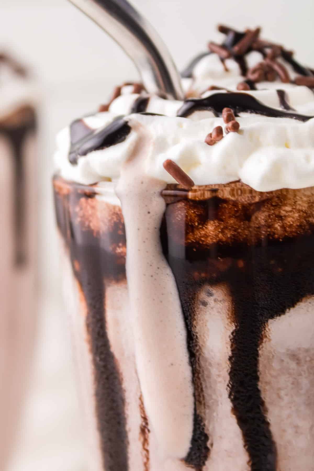 https://www.tastesoflizzyt.com/wp-content/uploads/2023/04/how-to-make-a-milkshake-with-ice-cream-20.jpg