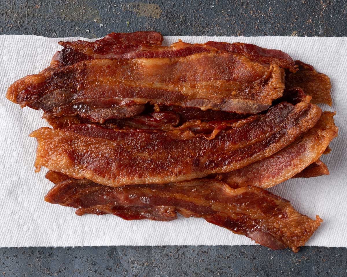 cooked bacon on a paper towel