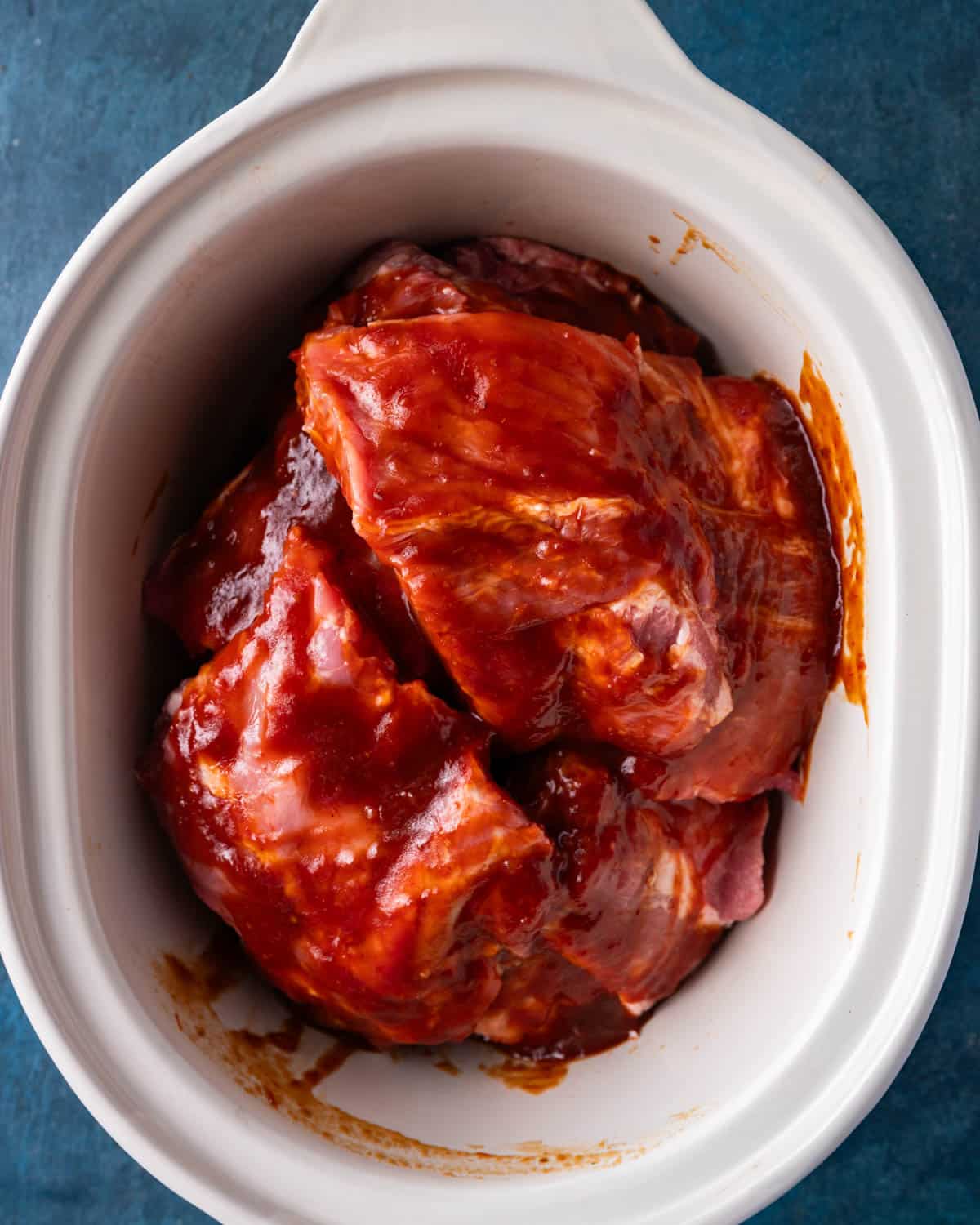 uncooked ribs in a slow cooker