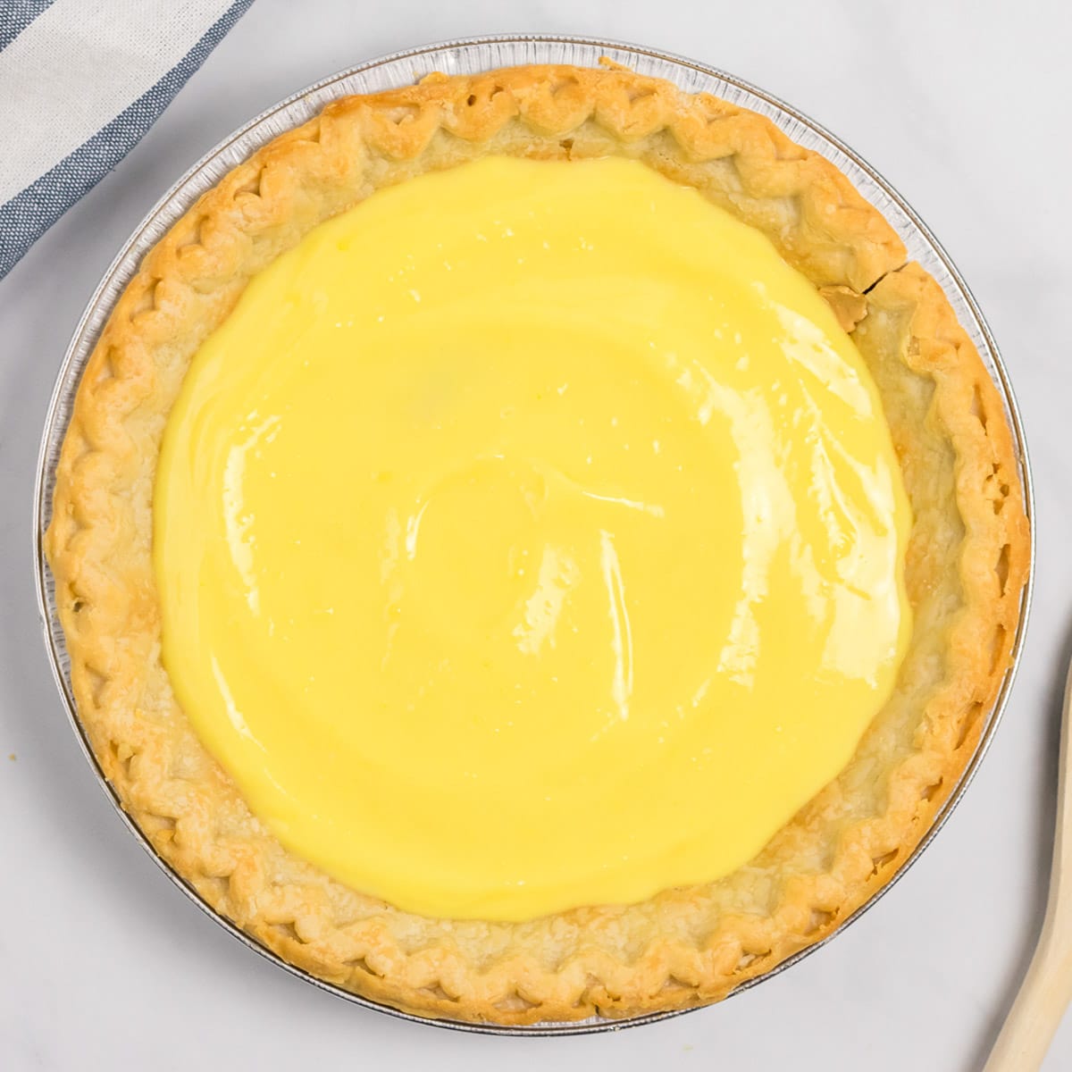 vanilla pudding in a pie shell