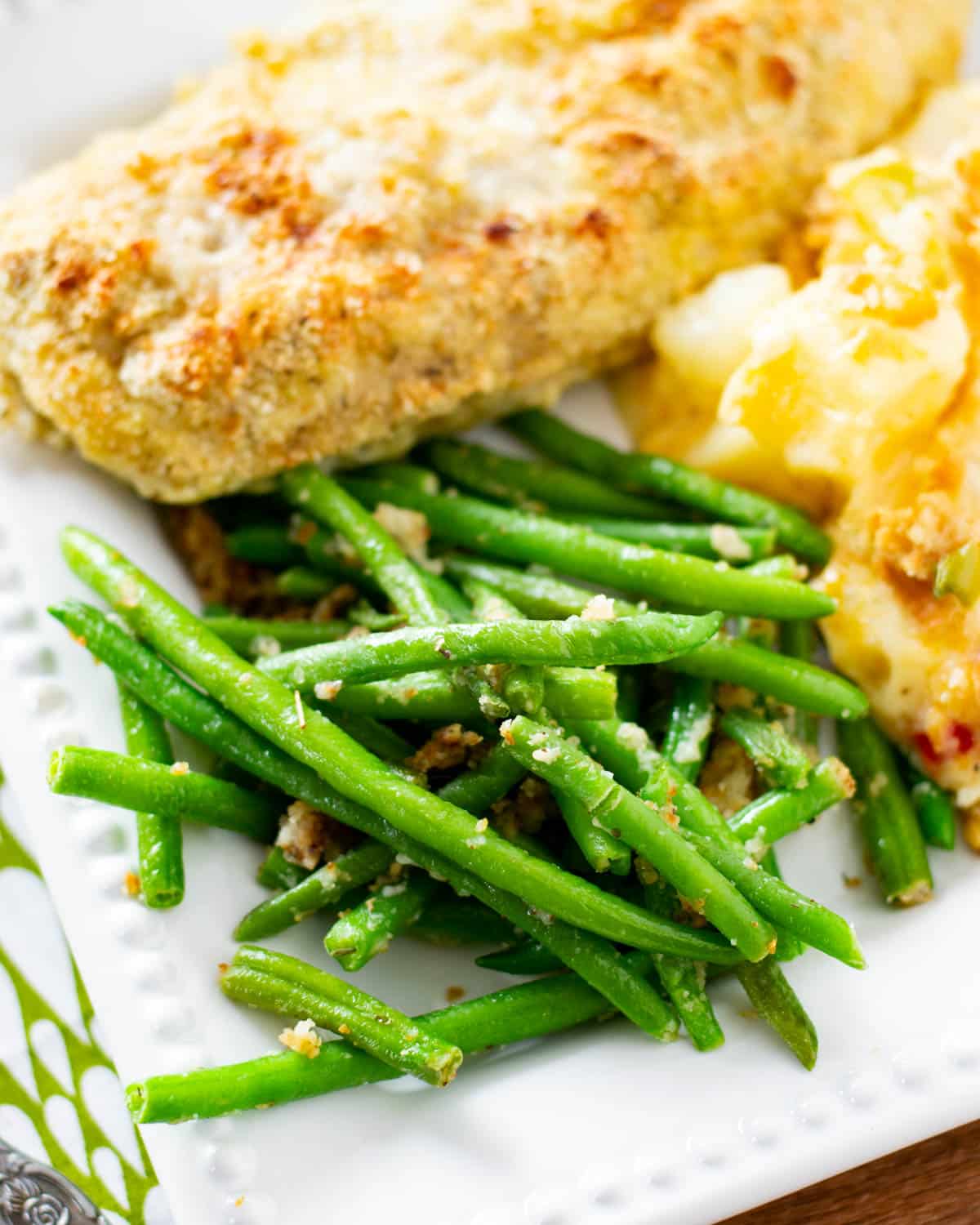 italian green beans on a plate with chicken