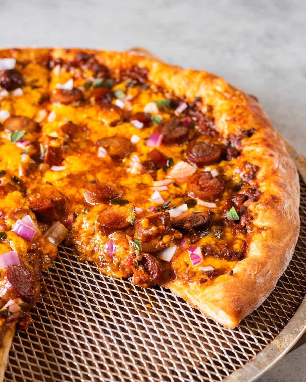 chili dog pizza on a pizza screen