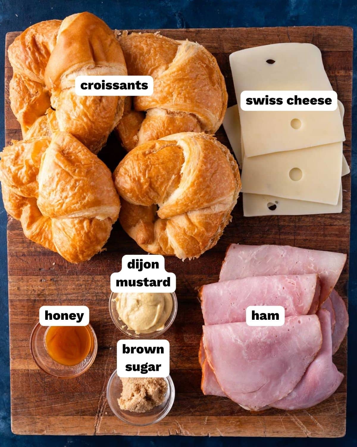 Ingrédients pour faire du jambon et des croissants suisses sur une table