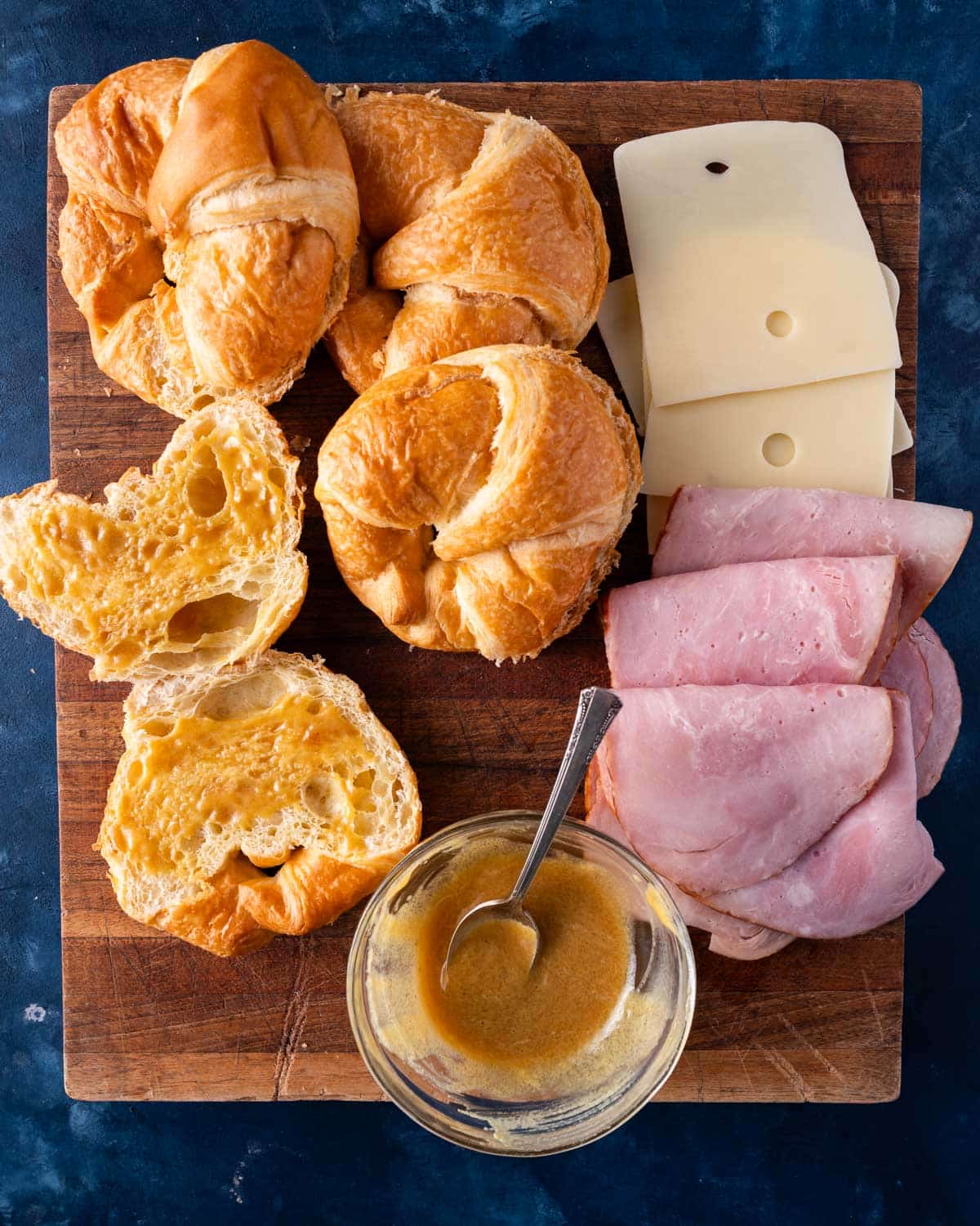 Ingrédients pour faire du jambon et des croissants suisses sur une table