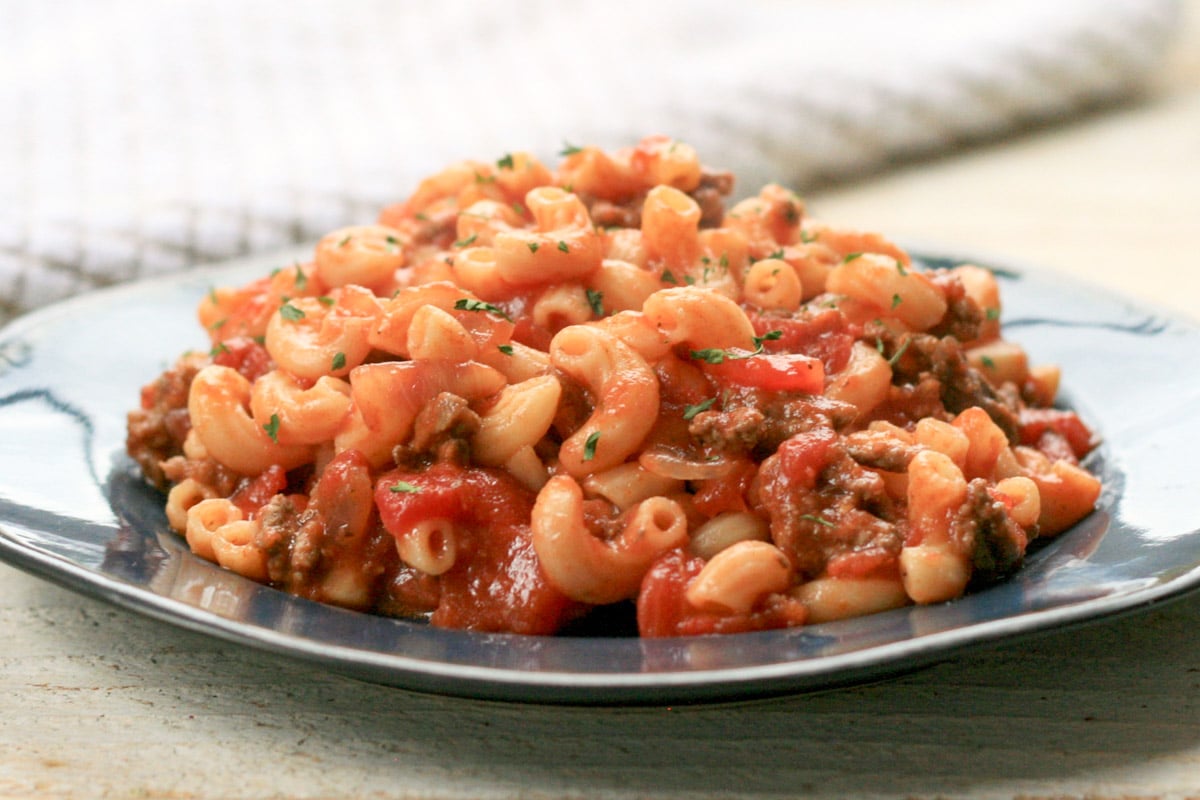 a plate of american goulash with tomatoes