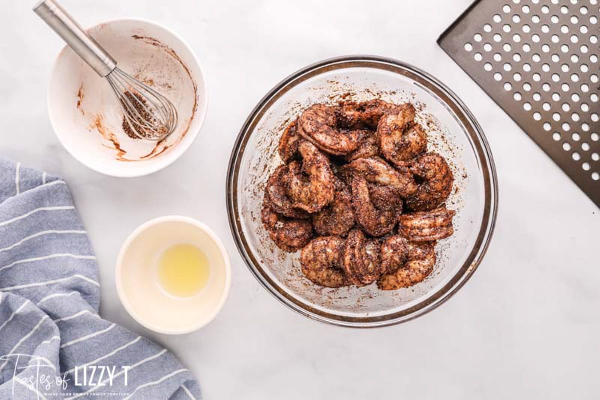 seasoned shrimp in a glass bowl, uncooked