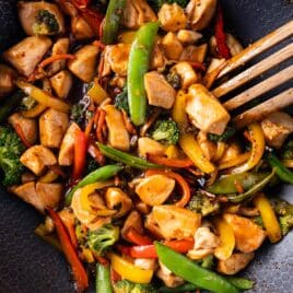 overhead view of chicken stir fry