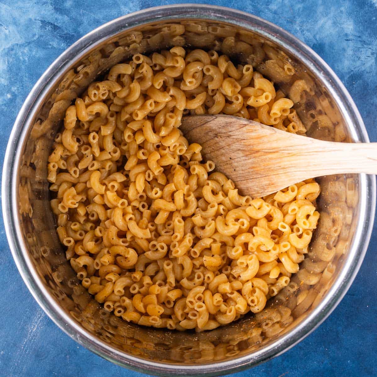 instant pot mac and cheese with a spoon in it