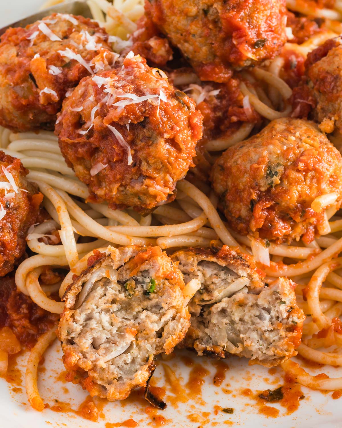 a plate of spaghetti and meatballs